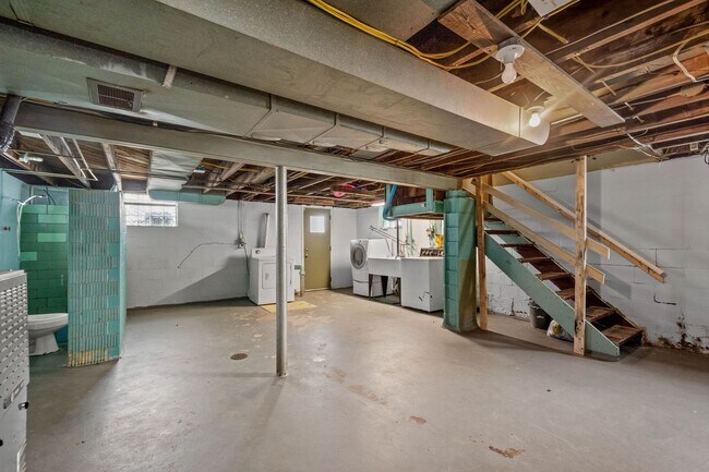 Building Photo - SCORE 50% OFF 1ST MONTH'S RENT IF SIGNED BY APRIL 17! Amazing 2 bedroom home in Clairton availabl...