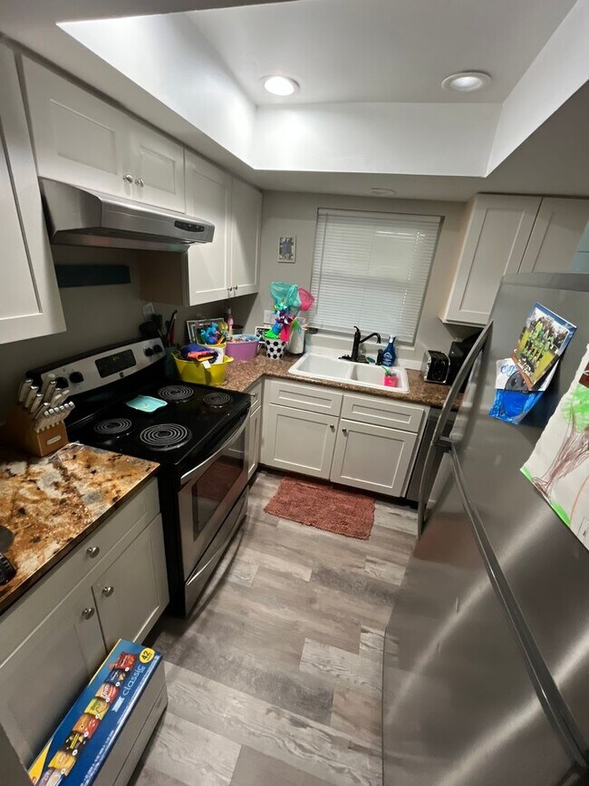 Building Photo - 2/1 UPDATED UNIT in a Triplex