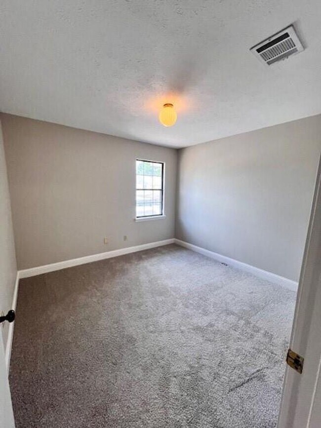 Building Photo - Move-in Ready 3 bed/ 2.5 bath home