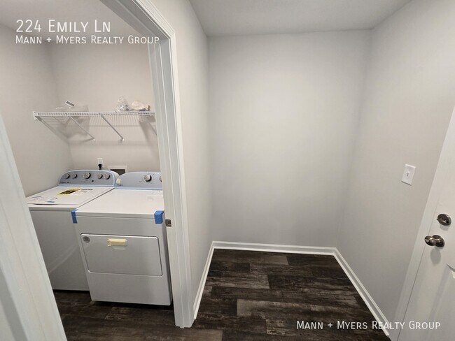 Building Photo - 224 Emily Ln