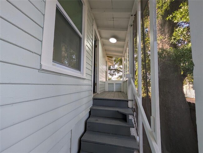 Building Photo - 985 8th Ave S