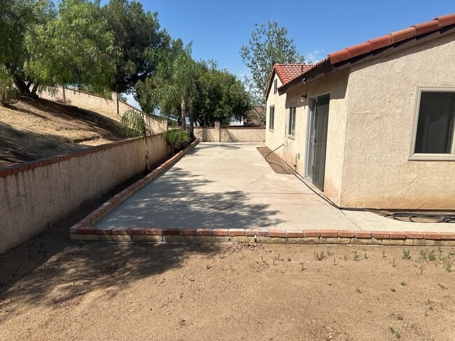 Building Photo - 2 Bedroom 1 Bath Home at the End of a Culd...