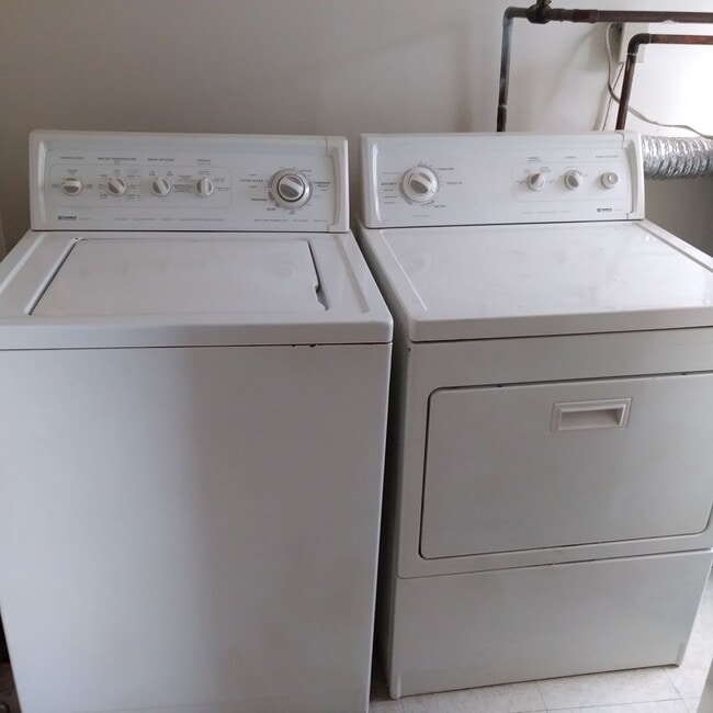 Building Photo - Chapel Hill / 3BR House on S Graham St AVA...