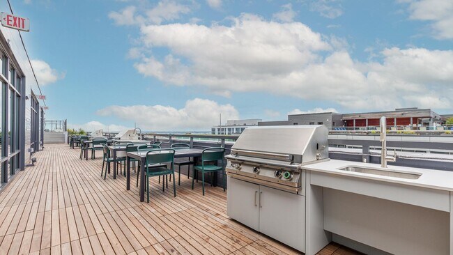 Building Photo - 350 Maple Dr SW