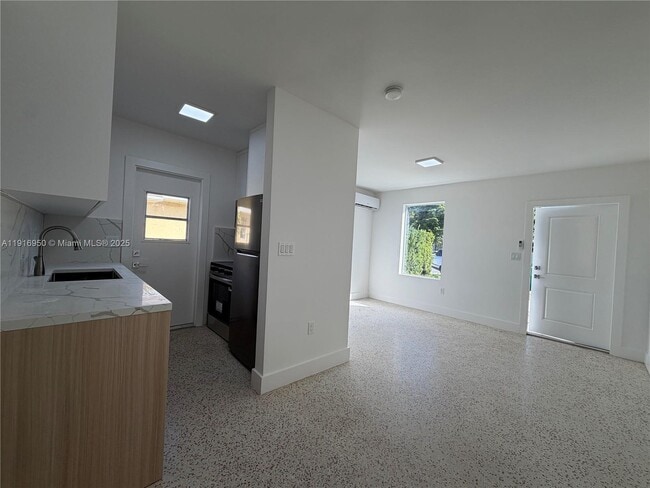 Building Photo - 2784 SW 31st Pl