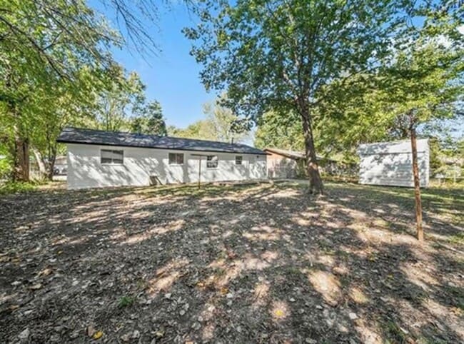 Building Photo - Beautiful Renovated 3 Bedroom Ready Late May