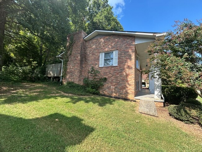 Building Photo - Large 4 bedroom 3 bathroom house in the he...