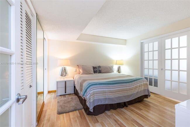 Building Photo - 6039 Collins Ave