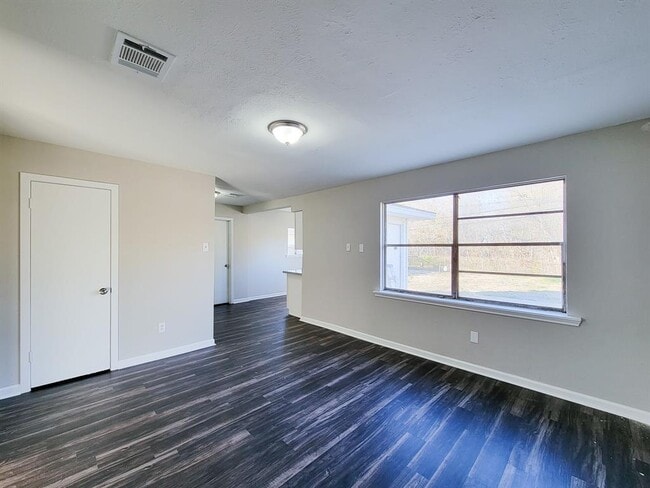 Building Photo - 4119 Holloway Dr