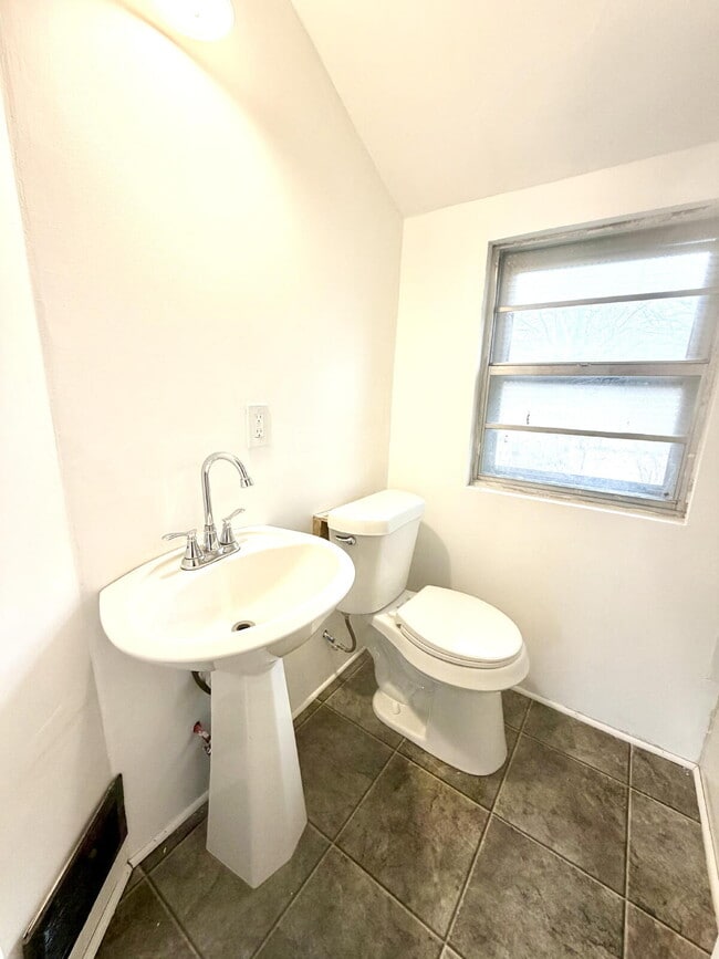 Building Photo - Fully Renovated 3 Bedroom 1 bath Home!