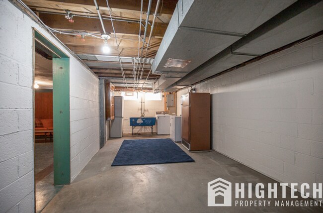 Building Photo - 3 bedroom/1 bath! PARMA!!
