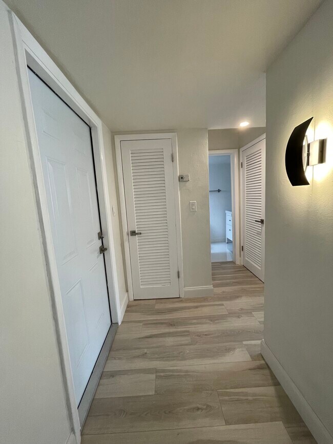 Entry - 7426 SW 82nd St