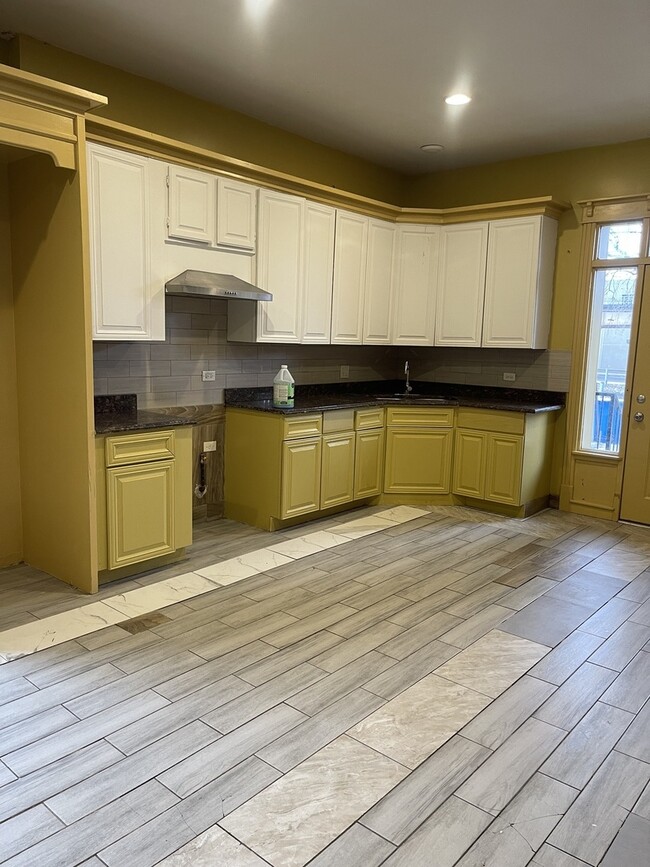 Building Photo - 3341 W Walnut St