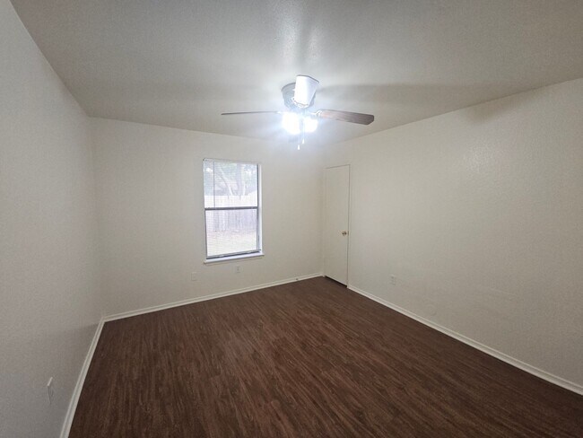 Building Photo - Perfect location in NRH!  Awesome duplex w...