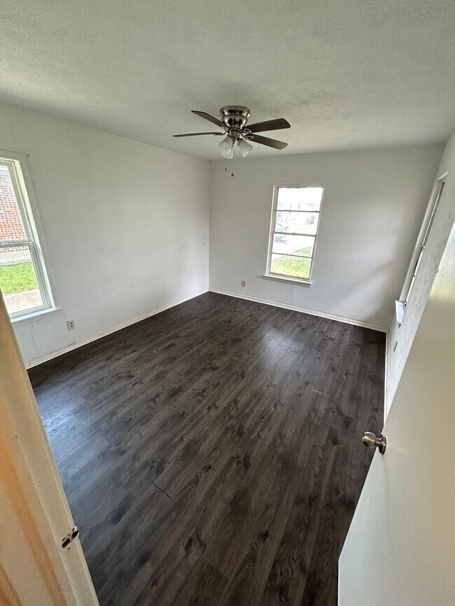Building Photo - Fabulously maintained 1 bedroom with beautiful surrounding