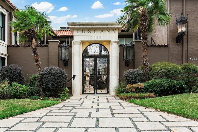 Building Photo - 5934 Sandhurst Ln