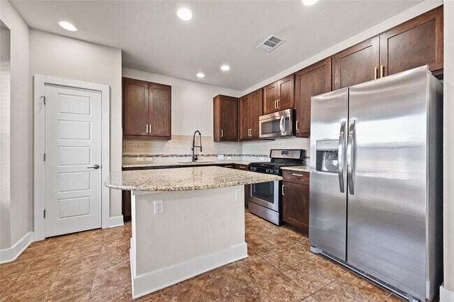 Building Photo - 1504 Lorraine Loop