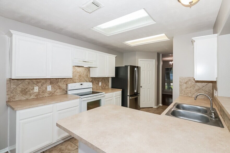 Building Photo - 16707 Great Oaks Glen Dr
