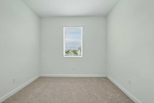 Building Photo - 305 SE Crossoak Ln