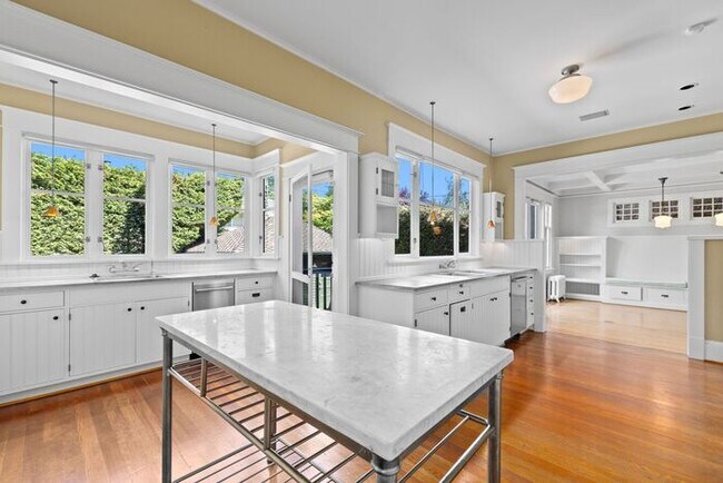 Building Photo - Stunning 1909 Craftsman w/ AC in Coveted Capitol Hill