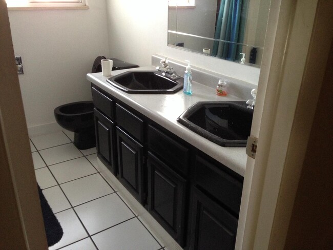 Upper Bathroom with two sinks and bathtub/shower - 1404 Brentwood Dr