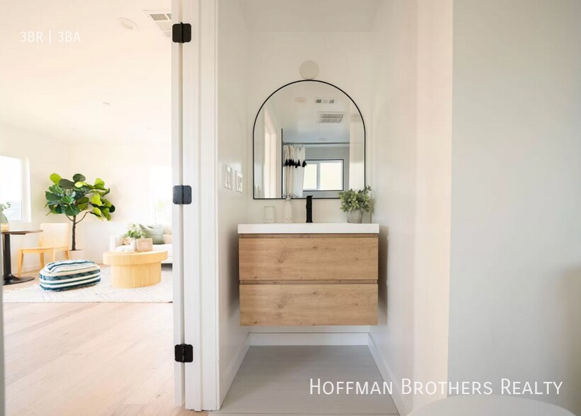 Building Photo - 2681 Roseview Ave