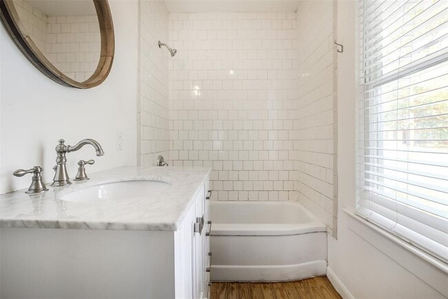 Building Photo - 917 W 4th St