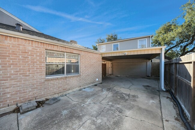 Building Photo - 15715 Creekhaven Dr