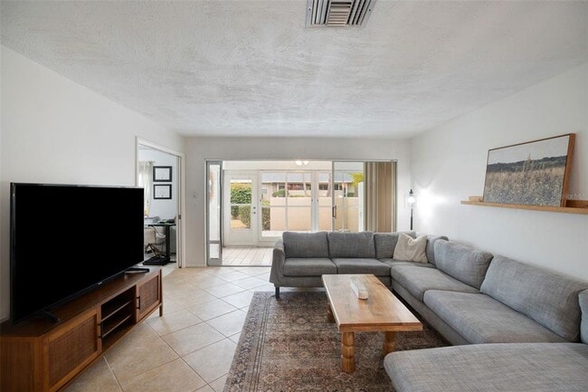 Building Photo - 6884 W Country Club Ln