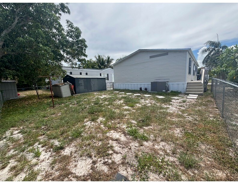 Building Photo - 8321 SE Skylark Ave