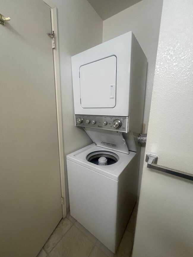 Building Photo - Makakilo Cliffs 2 bedroom Panoramic Views and Cool Breezes