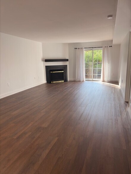 Living/Dining Room - 313 Valley Stream Ln