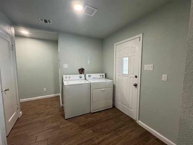 Building Photo - Nicely Remodeled Southside San Antonio Hom...