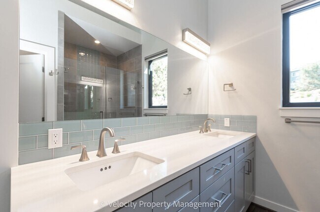 Building Photo - Stunning Home in Eagle Crest Resort Commun...