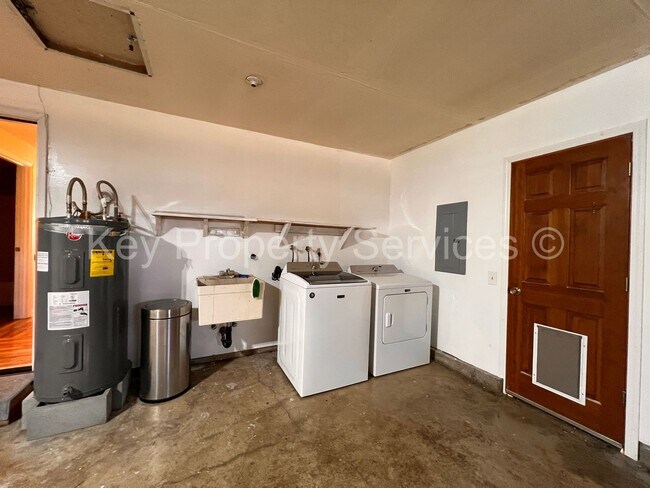 Building Photo - Orchards Ranch with Large Fenced Yard - Re...