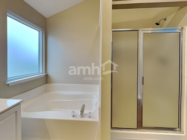 Building Photo - 200 Crossview Dr