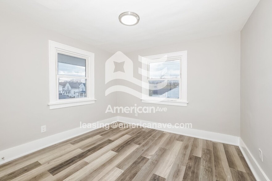 Building Photo - 1001 W 20th St