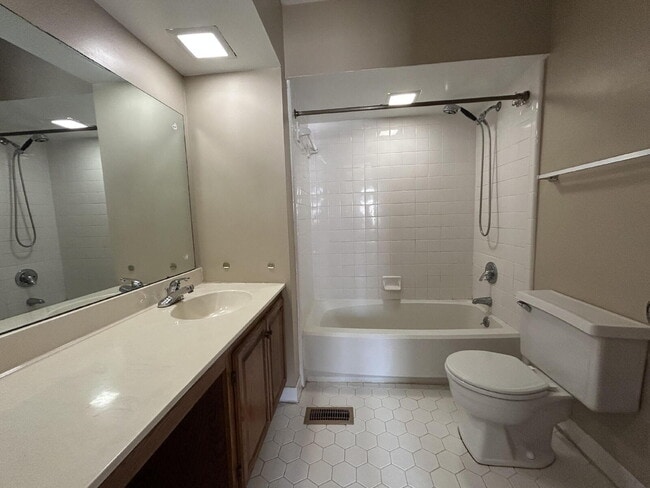 Building Photo - 2 Bed / 2.5 Bath Townhome in Willow Run