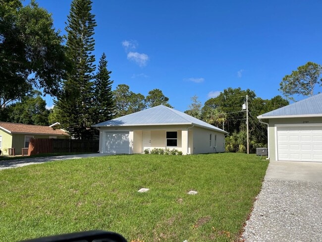 Building Photo - 2 bedroom, 2 bath home for rent