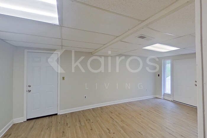 Building Photo - 5169 Beacon Dr