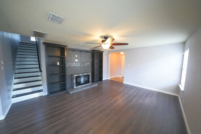 Building Photo - Great 4 Bedroom, 2.5 Bathroom Home Now Ava...