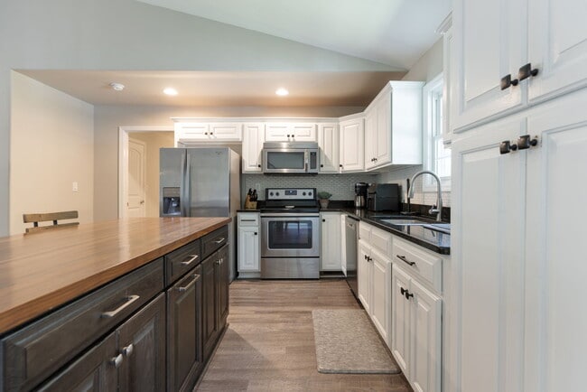 Building Photo - 21 Hilltop Dr