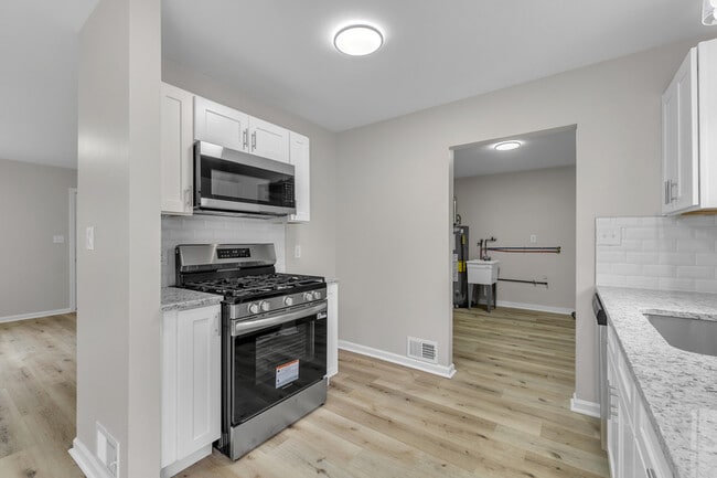 Building Photo - 2331 Deerfield Ct