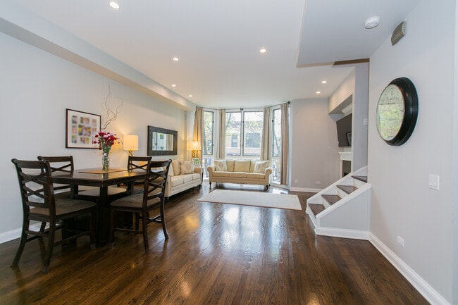 Building Photo - 2005 N Hoyne Ave