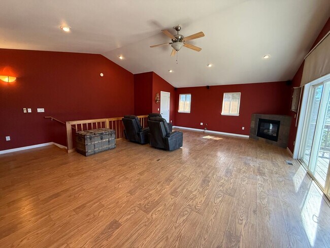 Building Photo - Spacious 4 Bed, 3 Bath Home - Terrango Glen