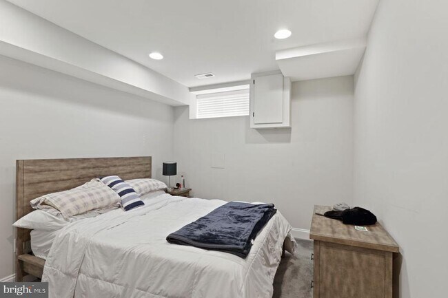 Building Photo - 632 S Decker Ave