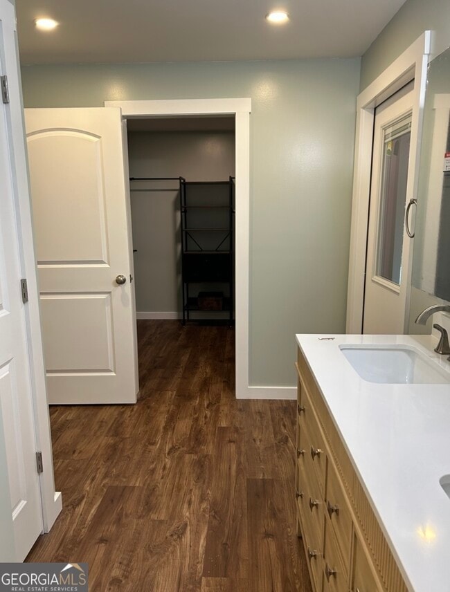 Building Photo - 522 Capri Dr