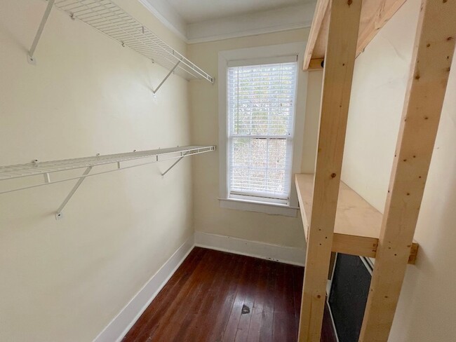 Building Photo - 2 BED | 1.5 BATH | VICTORIAN DISTRICT | PR...