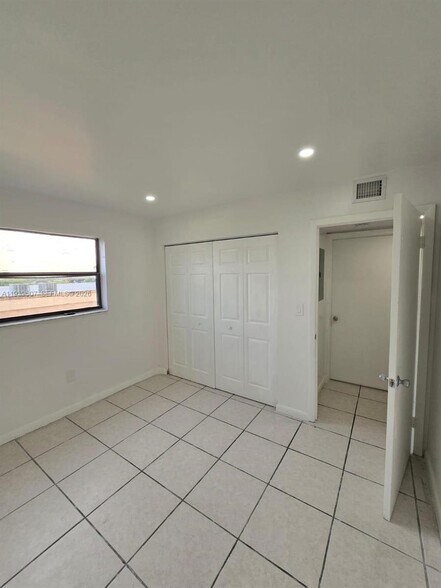 Building Photo - 2727 NW 17th Ter