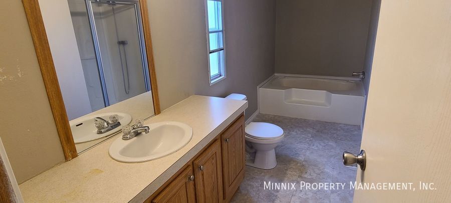 Building Photo - 304 SE 4th St